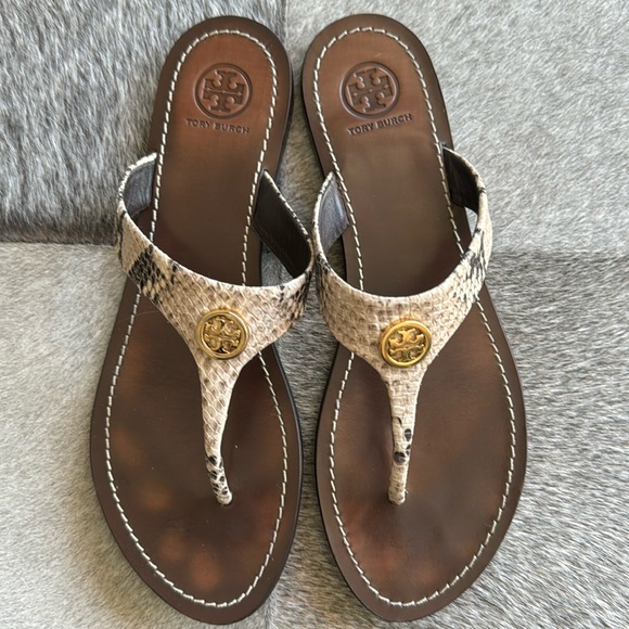 Tory Burch thong sandal in a neutral python print with gold colored emblem - Picture 2 of 8